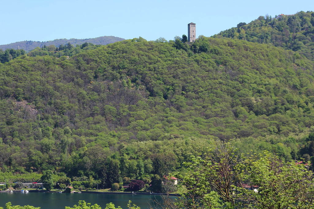 20 - Pella, Gozzano, Lago d’Orta – Appartamenti e villa con vista mozzafiato sul lago e sull’isola, spiaggia privata e posto barca. PELLA